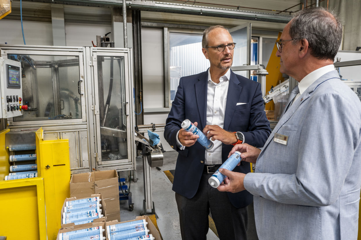 Regierungspräsident Ullrich informiert sich bei der Firma Weiss Chemie + Technik GmbH & Co. KG in Haiger