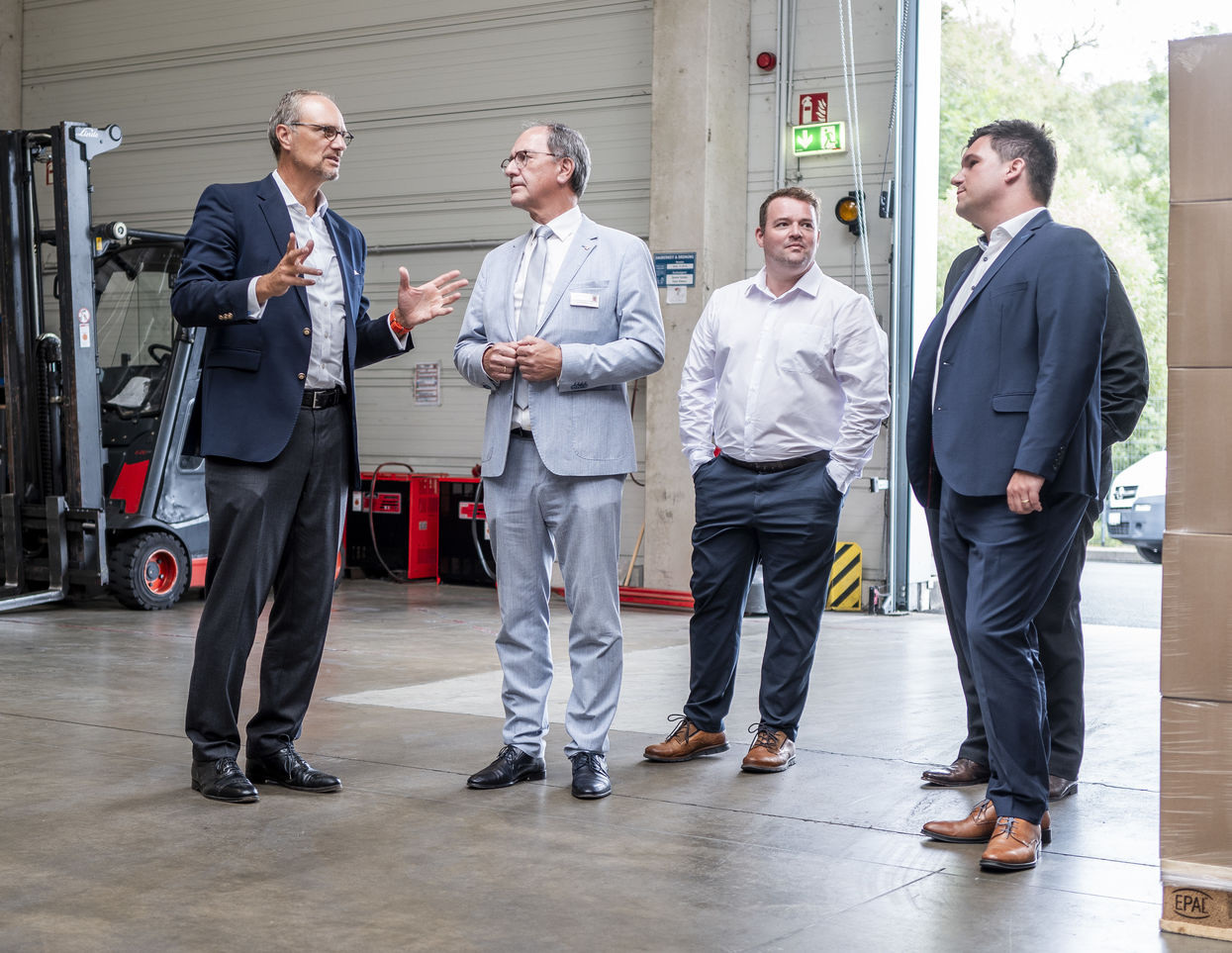 O Presidente do Conselho Regional Ullrich visita a Weiss Chemie + Technik GmbH & Co. KG em Haiger