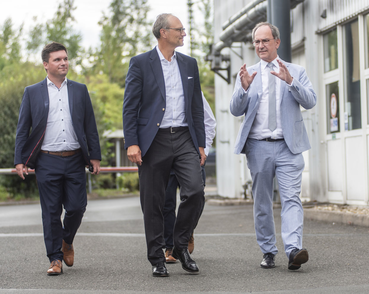 Le président du district administratif, Ullrich, s'informe auprès de la société Weiss Chemie + Technik GmbH & Co. KG à Haiger