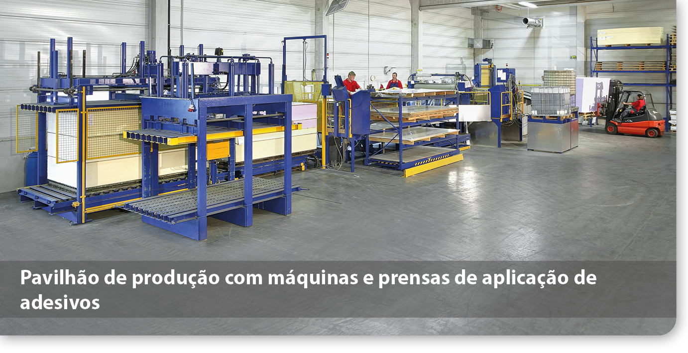 Pavilhão de produção com máquinas de aplicação de cola e prensas para painéis sanduíche